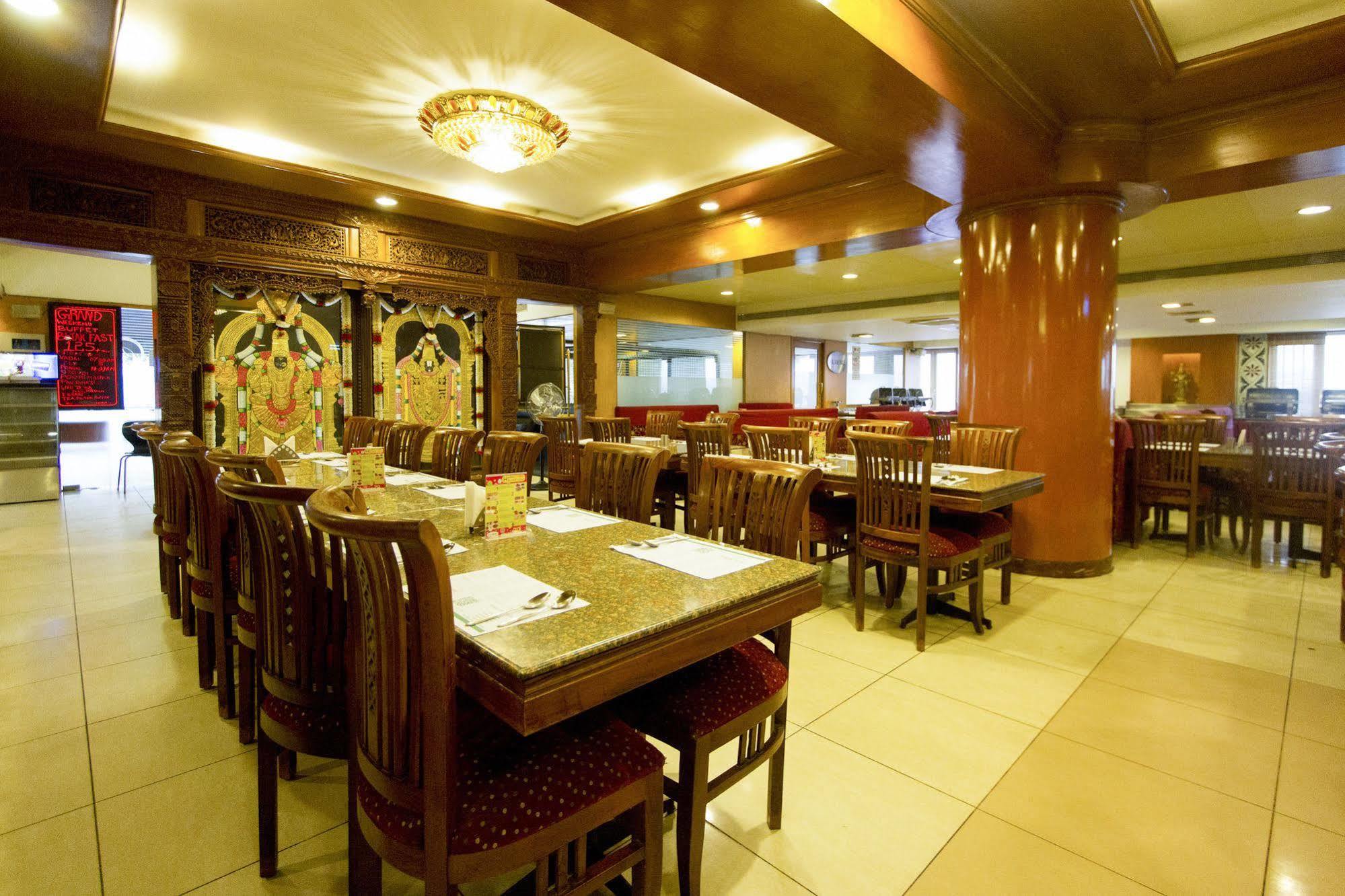 Capital O 66763 Blossoms Serviced Apartments Chennai Exterior foto
